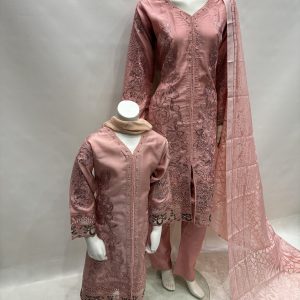 Alternative view of E25-D5 Mummy and Me Peach